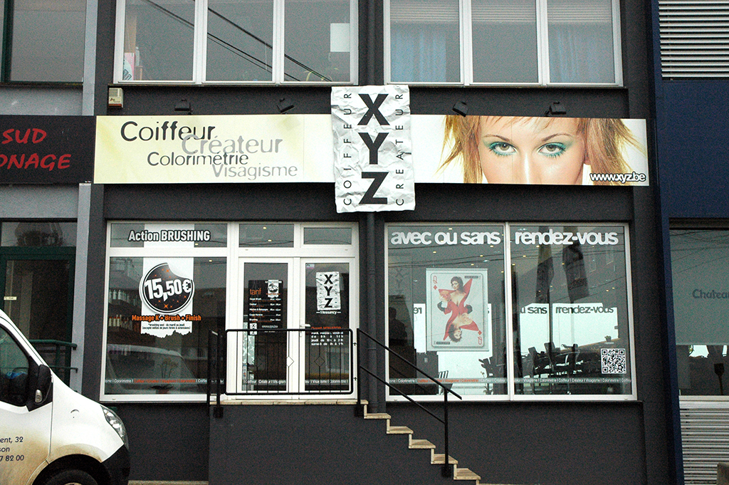 Panneaux et vitrine pour un salon de coiffure - image 2
