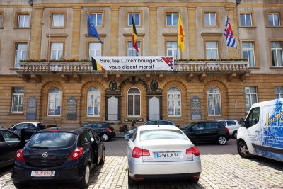 Bâche provisoire pour la visite du roi à Arlon